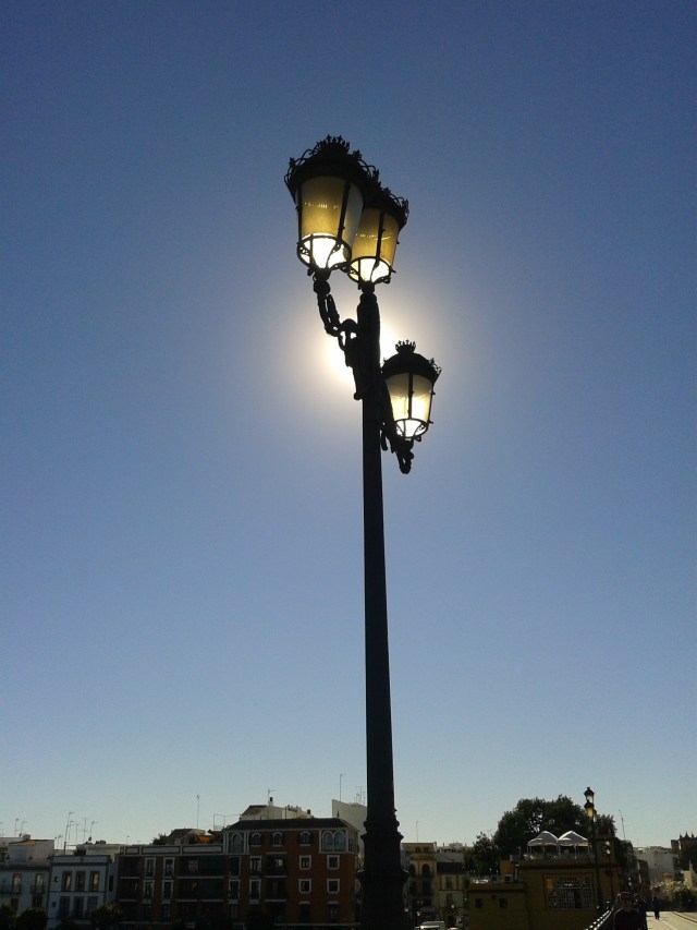 Farola Iluminada por el Sol - Punete Isabel II, Sevilla (Es) / 12 Noviembre, 14:00